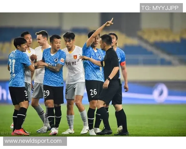 前裁判解析廷伯点球争议:身体接触延续至禁区上半身犯规更易被识别